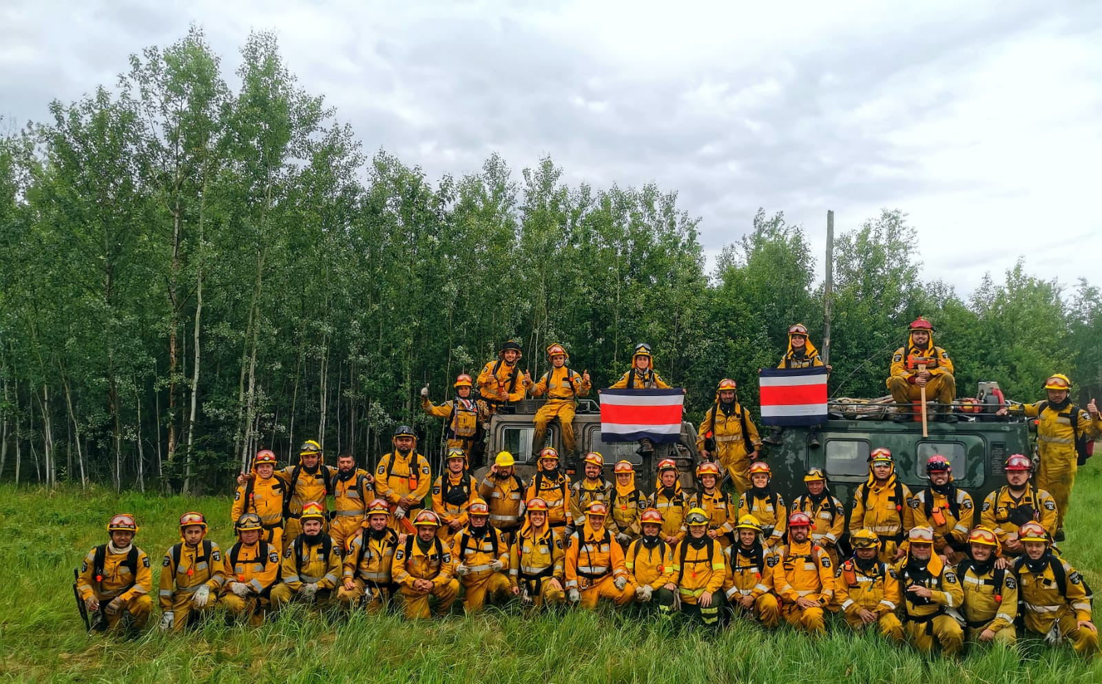 100 bomberos forestales costarricenses viajan a Canadá para apoyar en emergencia por incendios