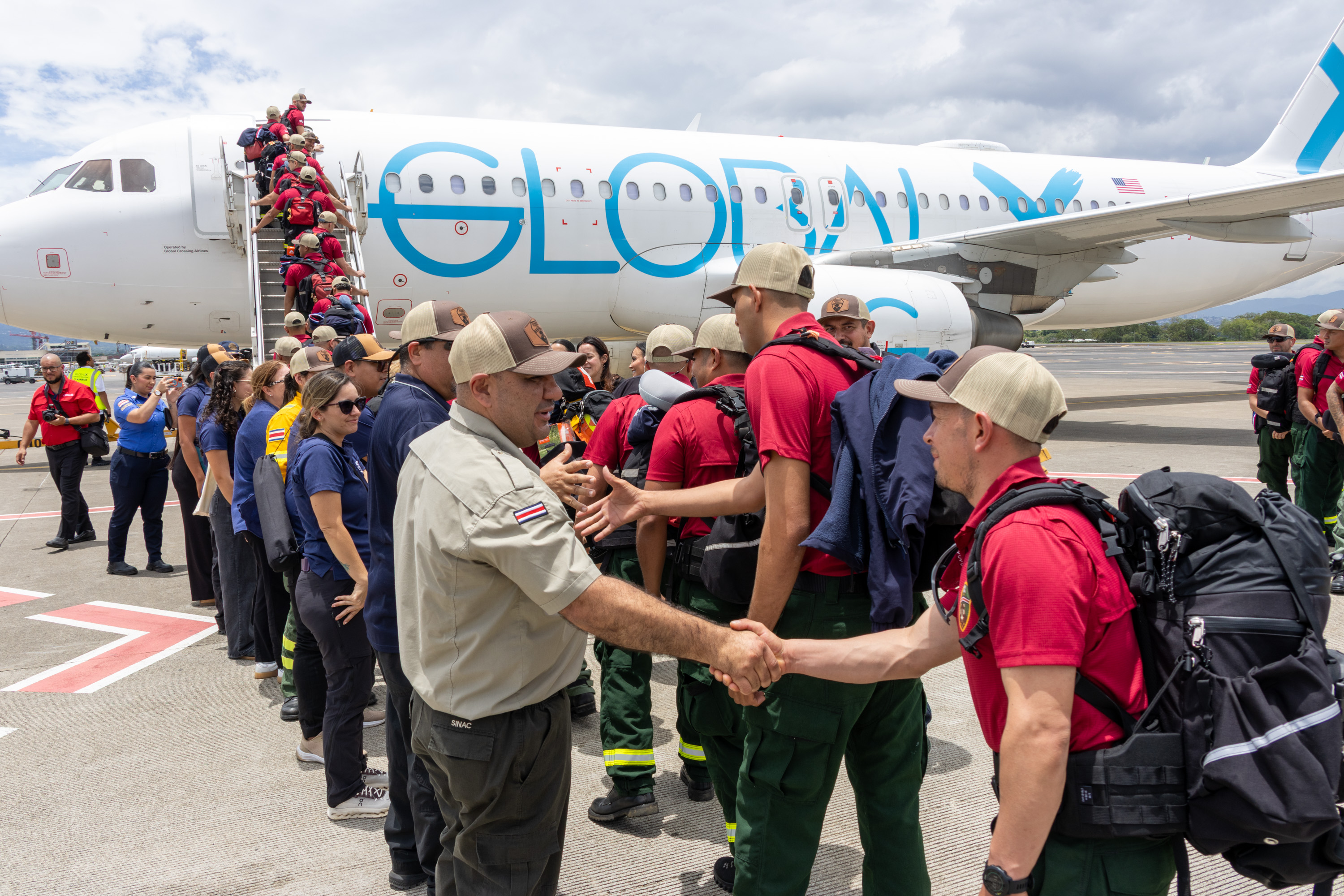 Costa Rica apoya a Canadá con un despliegue de bomberos